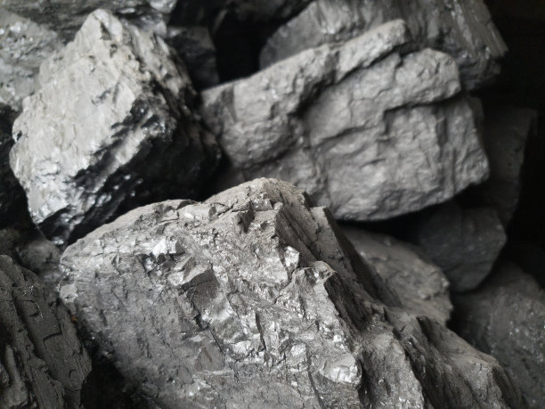 黑煤石的特写。燃料和矿物质。图片下载