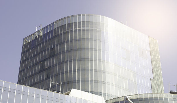 M座以蓝天为背景的玻璃建筑图片下载