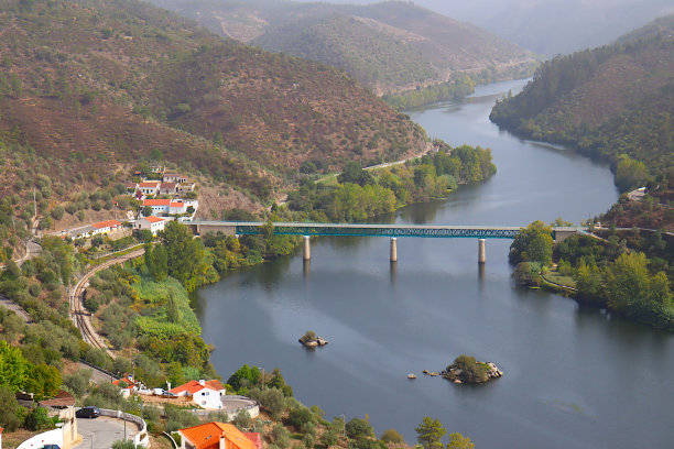 塔古斯河上的桥，在贝尔弗村，葡萄牙图片下载