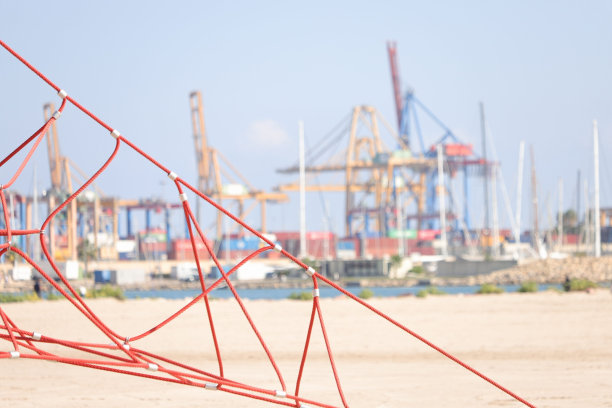 西班牙瓦伦西亚港口的起重机。从pinedo海滩看风景图片下载