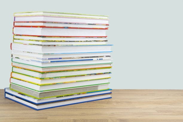 桌上堆放着教育儿童的书籍和童话故事，有复制空间。图片下载