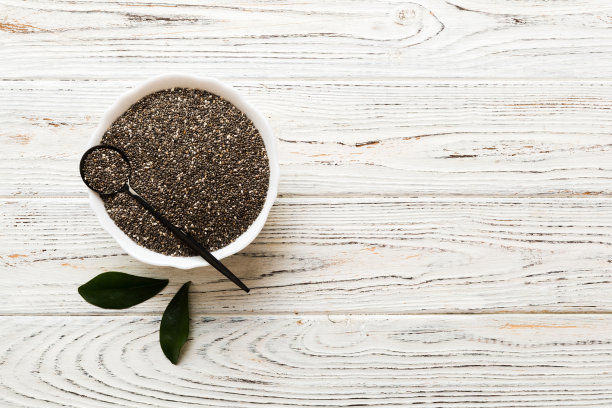 奇亚籽在碗和勺子上的彩色背景。健康的西班牙鼠尾草小碗。健康的超级食物图片下载