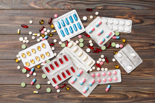 防护口罩或外科口罩、药片和餐桌背景温度计。冠状病毒疾病。冠状病毒的概念。空间的文本图片下载