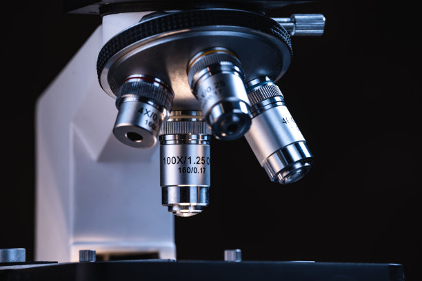 用于生物技术科学实验室、生物或化学及医学技术研究和微生物实验的专业科学设备显微镜图片下载