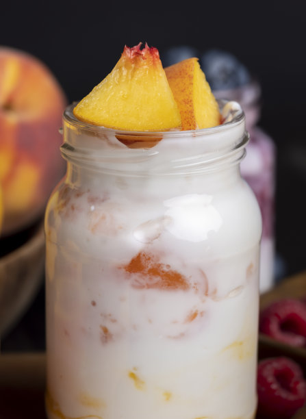 新鲜美味的牛奶酸奶，桃子味图片下载