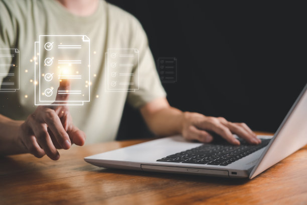 文档管理系统。数字化在线文档数据库和无纸化办公。商人使用流程自动化来有效地管理文件。规划和战略概念。图片下载