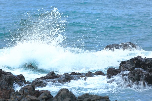 波涛汹涌的济州岛阿勒基海滩图片下载