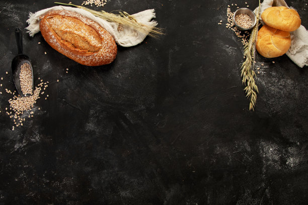 面包分类在黑暗的背景。图片下载
