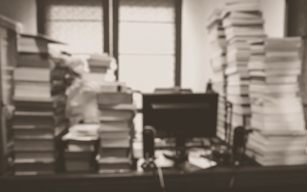 工作台上有许多书。图片下载