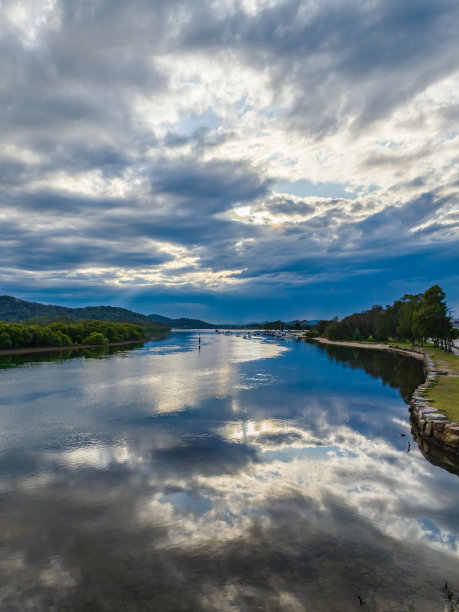 清晨的风暴光和海滨的倒影图片下载
