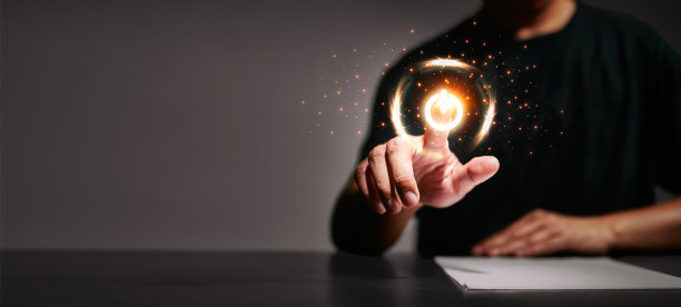 人的手按按钮关闭开关降低能耗，节约理念。图片下载