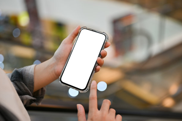 特写:一位女士在购物中心使用她的智能手机。智能手机模型图片下载