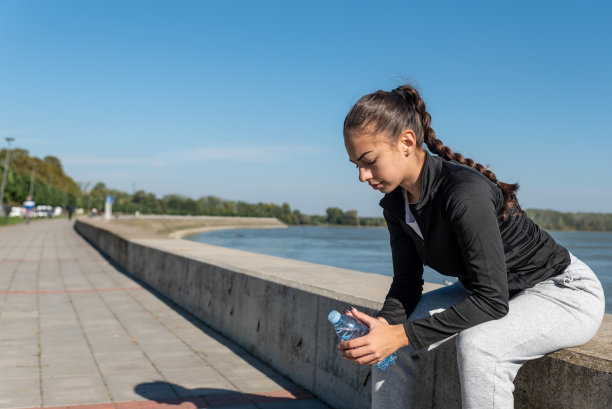 年轻的学校或学院大学生适合十几岁的女孩早上例行户外锻炼。健身女性晨间健身训练，学习前健康生活。图片下载
