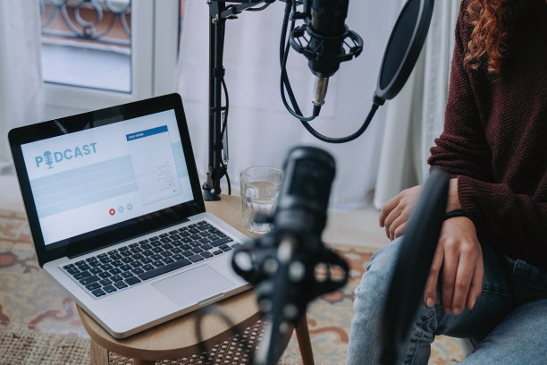 主持人录制电台播客采访客人在家庭工作室-专注于电脑笔记本电脑屏幕图片下载