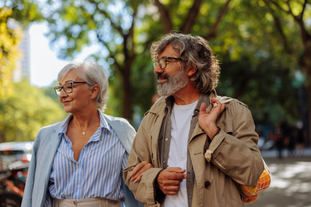 老年夫妇在市区散步。图片下载