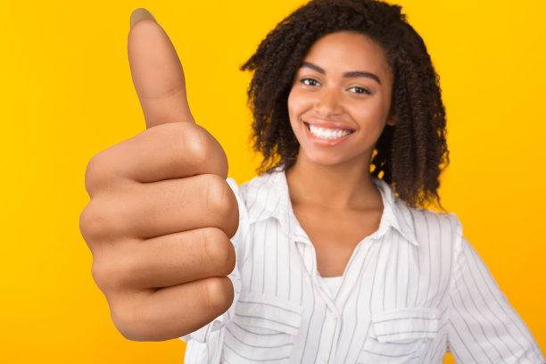 一切都是酷。快乐的黑人妇女竖起大拇指图片下载