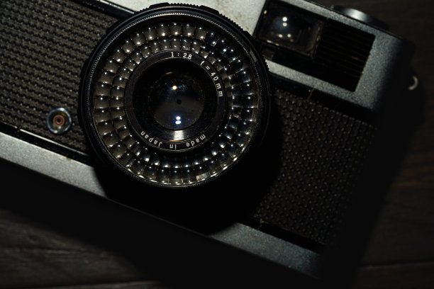 旧胶片相机孤立在黑暗背景上图片下载