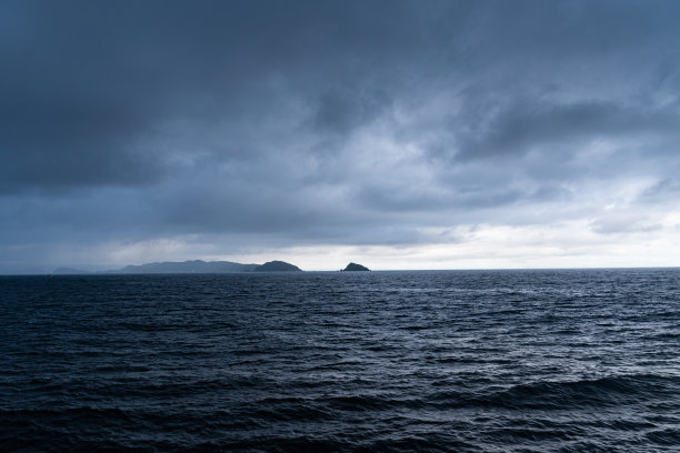 多云的天空和大海图片下载