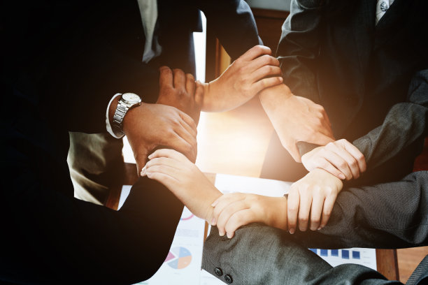 商业团体的人举手示意团结图片下载