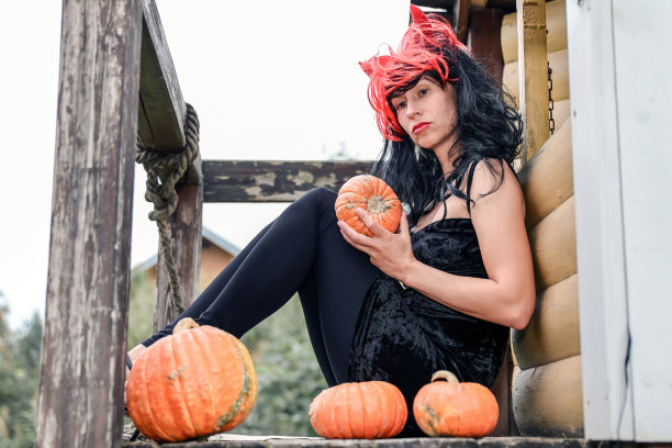 在万圣节派对上穿着女巫服装的漂亮女人图片下载
