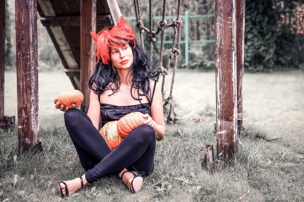 在万圣节派对上穿着女巫服装的漂亮女人图片下载