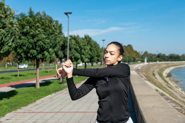 年轻的学校或学院大学生适合十几岁的女孩早上例行户外锻炼。健身女性晨间健身训练，学习前健康生活。图片下载