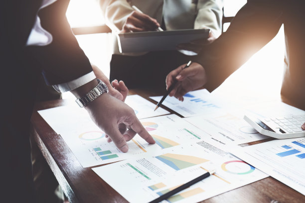 公司的商人们聚在一起讨论制定营销策略，并就如何利用财务预算规避投资风险得出结论图片下载