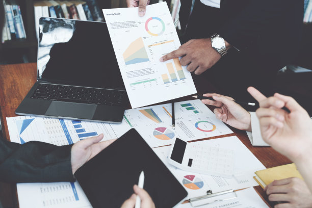 公司的商人们聚在一起讨论制定营销策略，并就如何利用财务预算规避投资风险得出结论图片下载