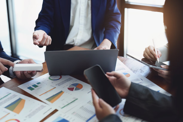 业务小组成员开会讨论，根据公司提供的财务预算，得出市场、投资和营销计划的结论图片下载