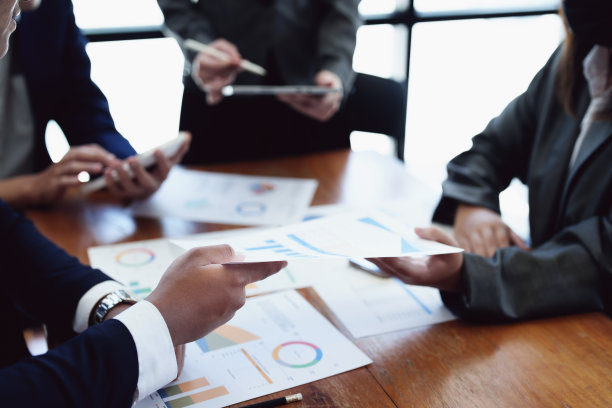 业务小组成员开会讨论，根据公司提供的财务预算，得出市场、投资和营销计划的结论图片下载