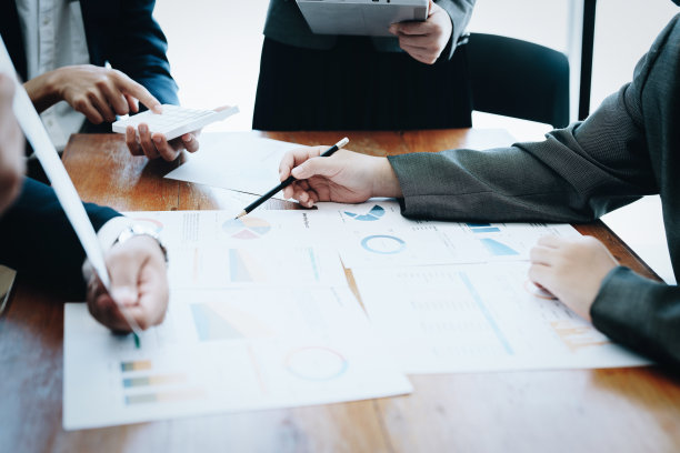 业务小组成员开会讨论，根据公司提供的财务预算，得出市场、投资和营销计划的结论图片下载