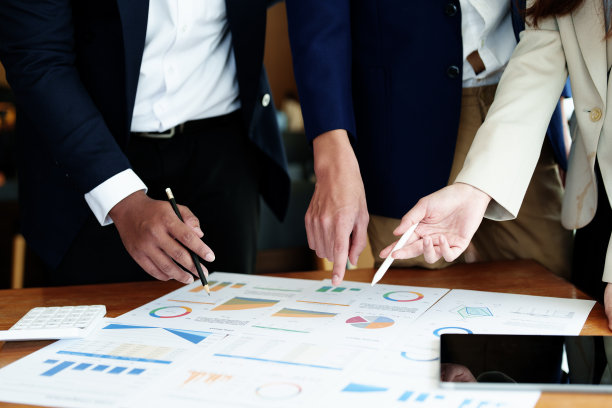 商业团体成员开会讨论，规划投资的财务预算，规划新的营销策略以对抗竞争对手图片下载