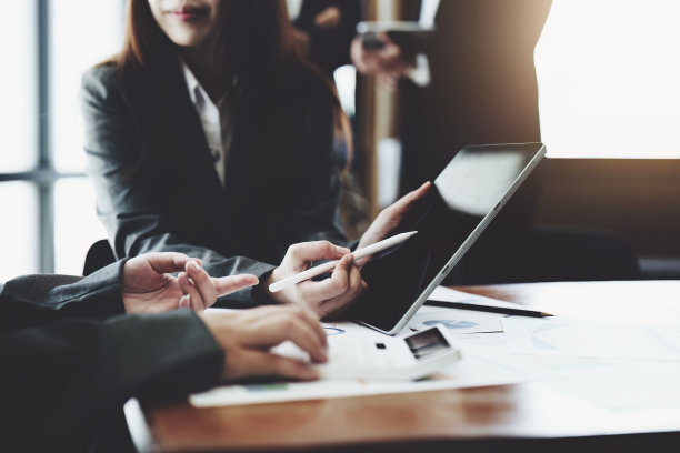 商业集团的人开会讨论预算和营销计划，以便制定战略赢得合作伙伴，使公司保持第一图片下载