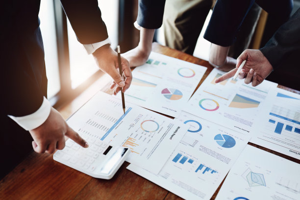 商业集团的人开会讨论预算和营销计划，以便制定战略赢得合作伙伴，使公司保持第一图片下载