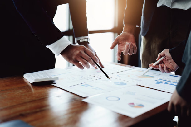 商业集团的人开会讨论预算和营销计划，以便制定战略赢得合作伙伴，使公司保持第一图片下载