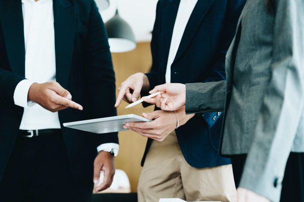 业务小组成员开会讨论，根据公司提供的财务预算，得出市场、投资和营销计划的结论图片下载