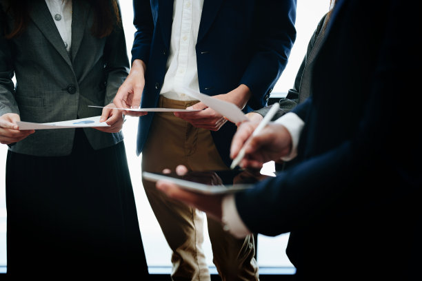 商业集团的人开会讨论预算和营销计划，以便制定战略赢得合作伙伴，使公司保持第一图片下载