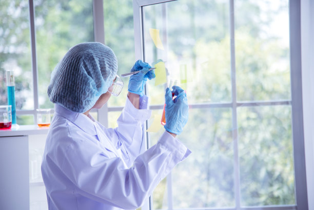 女科学家在医学实验室手写笔记，看科学显微镜医学试验，研究生物化学。亚洲女性技术员化验室分析血液化验药品图片下载