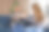 一名年轻女子向坐在家里沙发上的中年母亲赠送礼盒图片下载