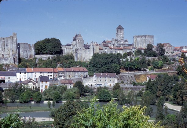 沙维尼的“圣皮埃尔”教堂和旧城堡废墟，旧照片图片下载