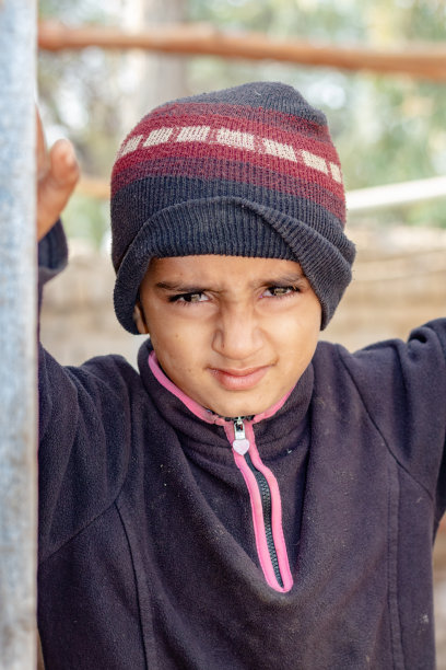 哭泣的难民儿童站在他被战争摧毁的房子门口图片下载