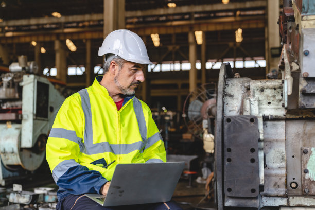 专业技术工程师负责控制电力和安全服务系统，电工负责维护和检查工厂技术方面的工业设备图片下载