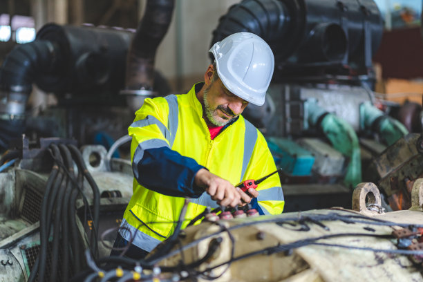 专业技术工程师负责控制电力和安全服务系统，电工负责维护和检查工厂技术方面的工业设备图片下载