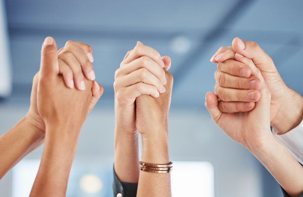 团队合作，手和动力与团队的人一起合作，在办公室庆祝成功。支持，信任，和一群人一起欢呼或说好图片下载