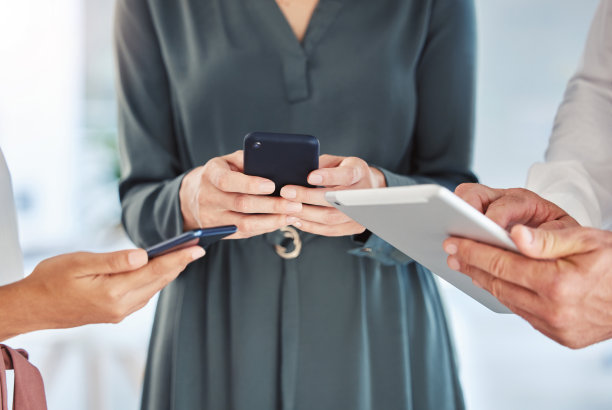 移动办公网络中的商务手组、数字电话通信和平板电脑互联网。团队、员工协作和员工在社交媒体网站上连接5g云在线wifi技术图片下载