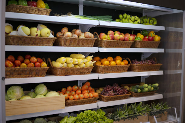 超市里的水果货架。图片下载