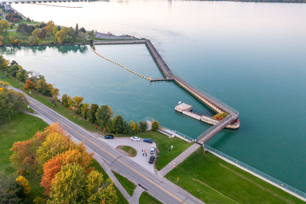 尼亚加拉河娱乐步道在王桥公园和奇帕瓦自来水厂，尼亚加拉瀑布，加拿大图片下载