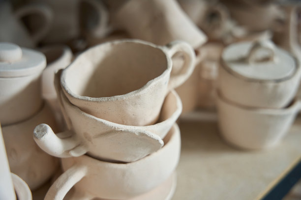 陶制的杯子和碗在架子上图片下载