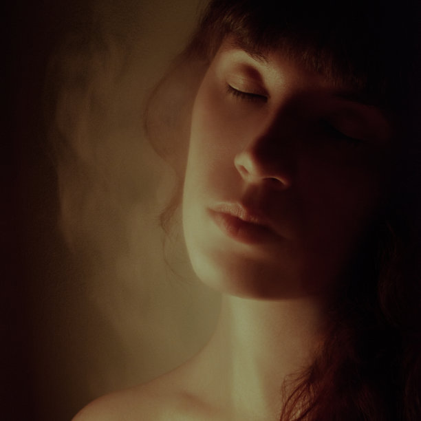 烟雾中闭着眼睛的年轻女子肖像图片下载