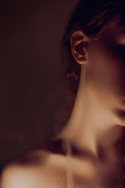 年轻的女子在傍晚的灯光下图片下载